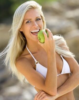 dziewczyna zjada jabłko na odchudzanie o 10 kg miesięcznie